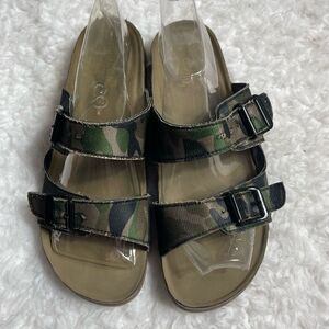 Madden Teddy T camouflage slide on foot bed sandals SZ10M